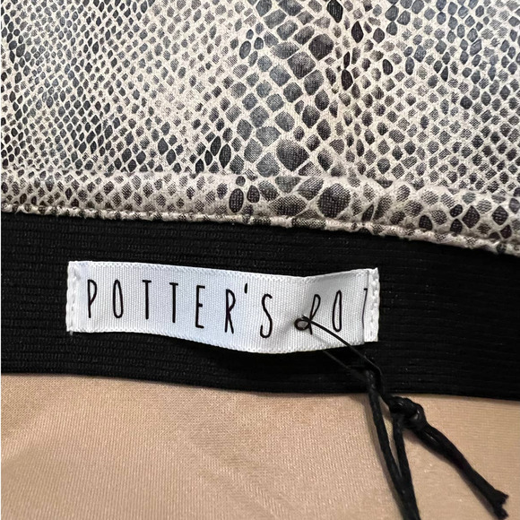 New Potter's Pot Skirt in Gray Black White Snake Print Snap Front Size Medium - Picture 4 of 7
